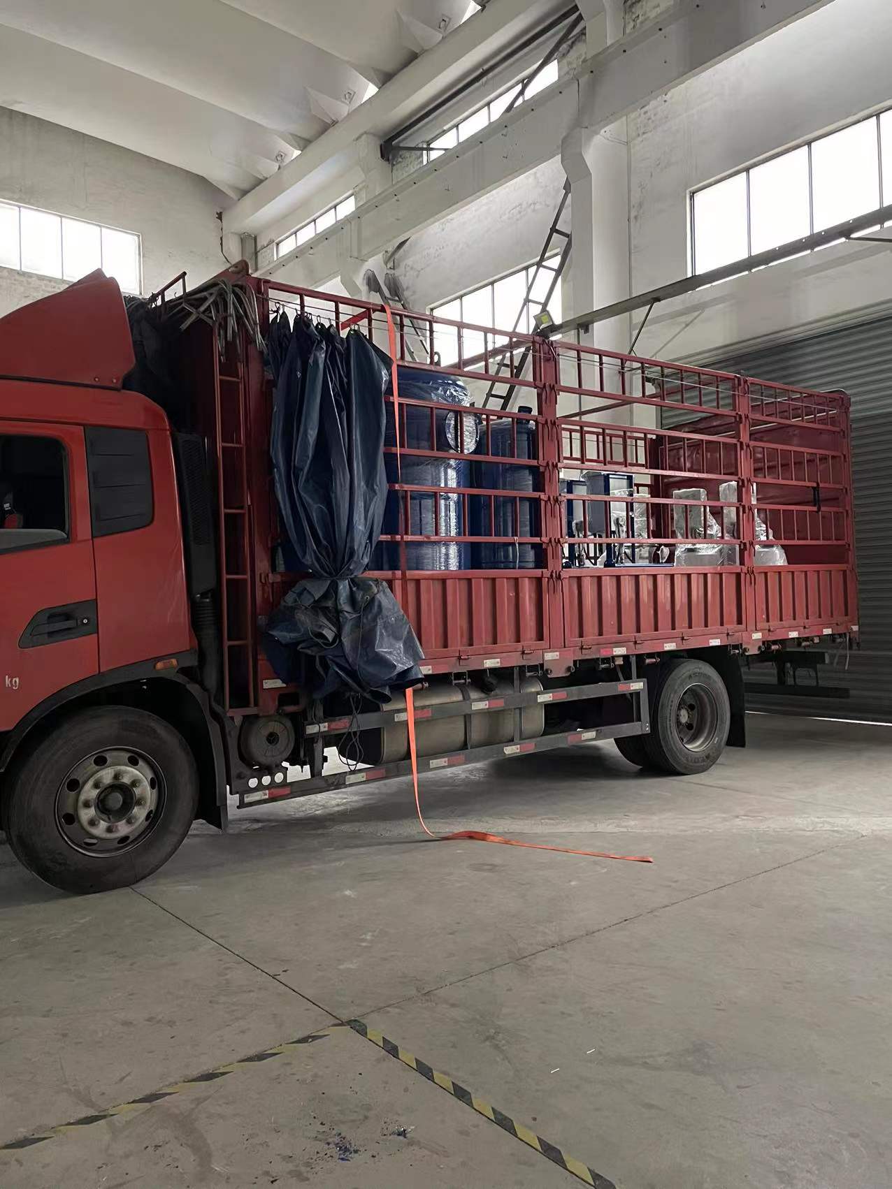 上海專車直達定壓補水機組3套，全自動加藥裝置3套，緩沖罐3個